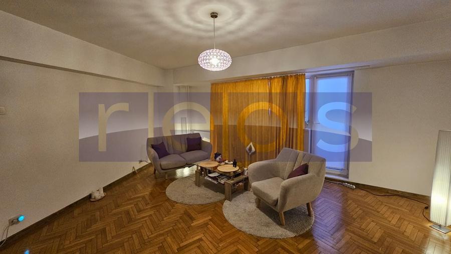 Apartament cu 3 camere semidecomandat în P-ța Victoriei