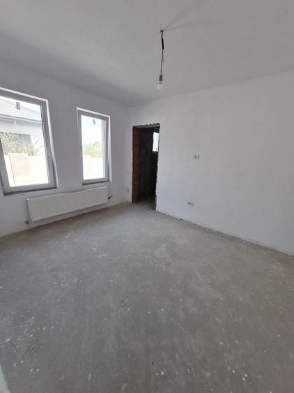 Duplex cu 4 camere cu Canalizare în Parța