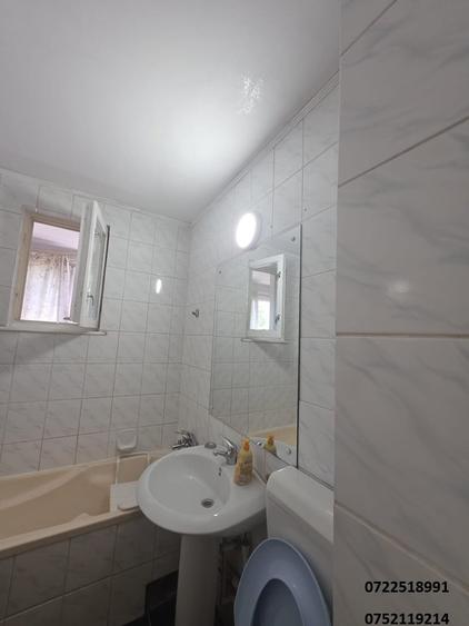 Apartament cu 3 camere semidecomandat în Baba Novac