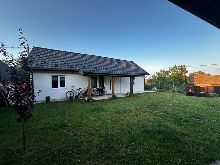 Casă cu 3 camere în Mărăști