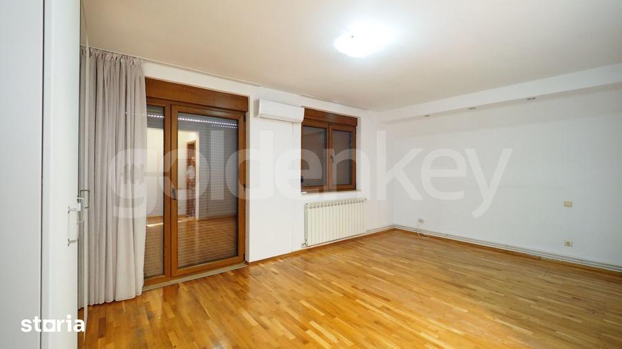 Casă cu 8 camere cu Teren 600 Mp în Băneasa