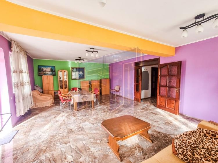 Casă individuală cu 10 camere cu Canalizare în Andronache
