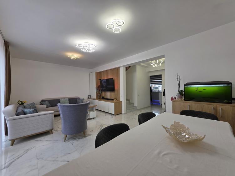 Duplex cu 4 camere cu Canalizare în Stupini