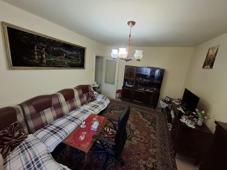 Apartament cu 3 camere semidecomandat, mobilat în Casa de Cultură