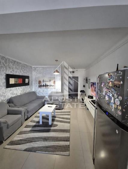 Apartament cu 3 camere semidecomandat, mobilat în Dumbrăvița