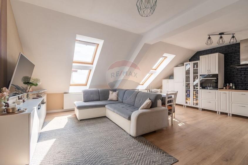 Apartament cu 3 camere semidecomandat, mobilat în Bună Ziua