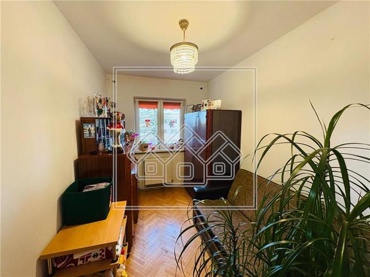 Apartament cu 3 camere decomandat în Calea Poplăcii
