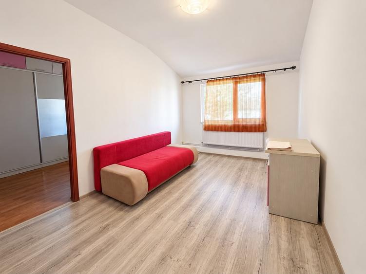 Apartament cu 3 camere semidecomandat în Km 4-5