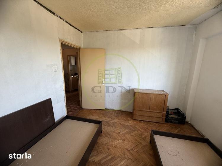 Apartament cu 4 camere semidecomandat în Calea București