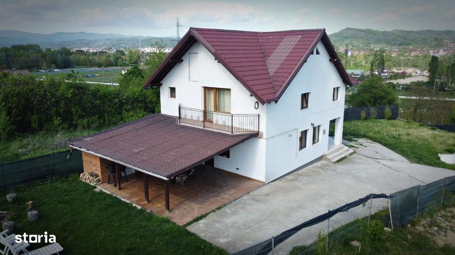 Casă cu 4 camere în Curtea de Argeș