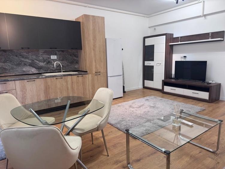Apartament cu 2 camere semidecomandat, mobilat în Central