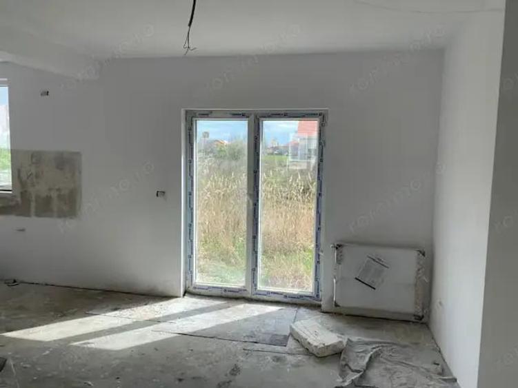 Casă cu 4 camere cu Teren 400 Mp în Fratelia
