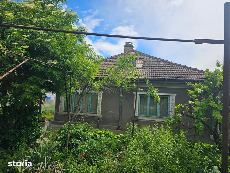 Casă cu 4 camere cu Teren 700 Mp în Podu Roș