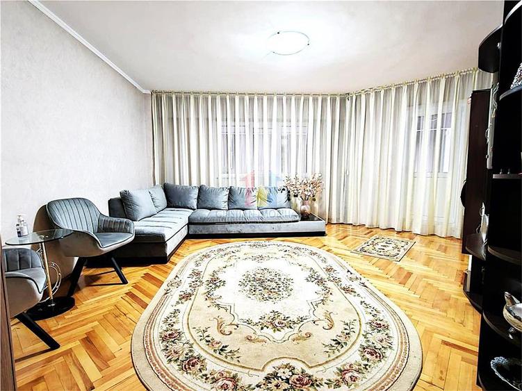 Apartament cu 3 camere decomandat în Călărași