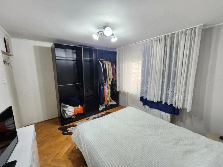 Apartament cu 3 camere decomandat, mobilat în Steaua