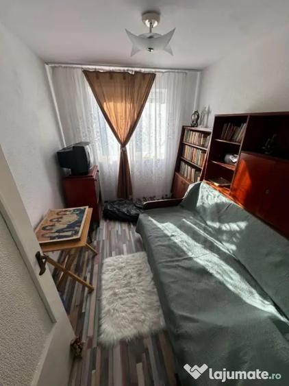 Apartament cu 3 camere semidecomandat în Central