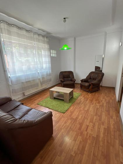 Casă individuală cu 8 camere cu Canalizare în P-ța Muncii