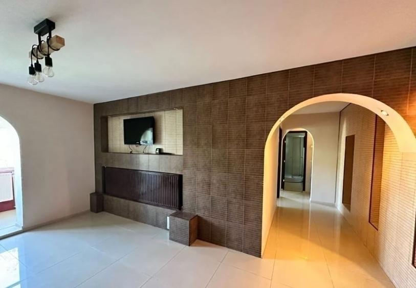Apartament cu 3 camere decomandat în Nicolina