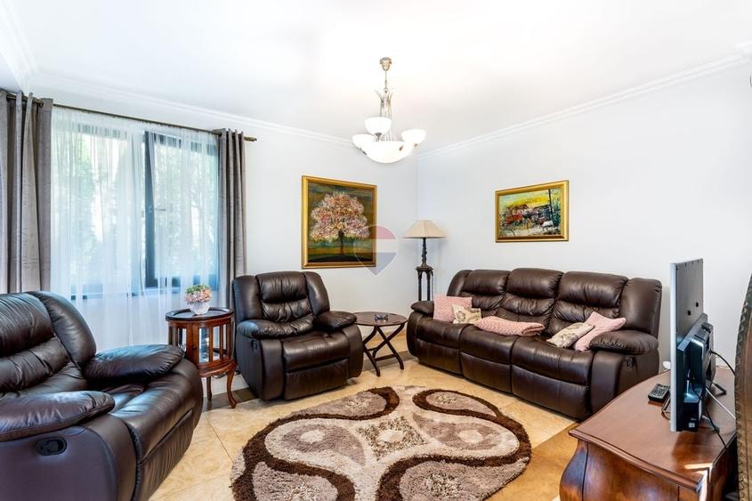 Casă individuală cu 5 camere cu Teren 1065 Mp în Rădaia