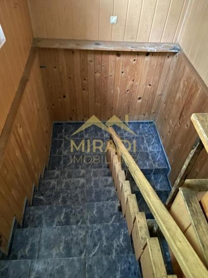 Casă individuală cu 7 camere cu Canalizare în Central