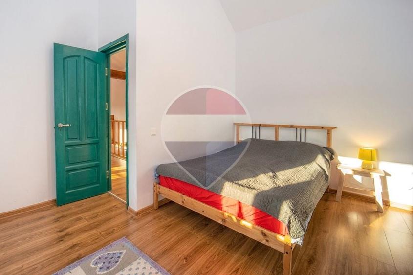 Casă individuală cu 7 camere cu Teren 835 Mp în Central