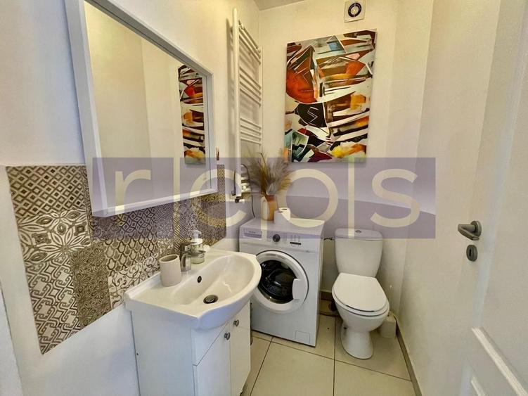 Apartament cu 4 camere semidecomandat, mobilat în P-ța Unirii