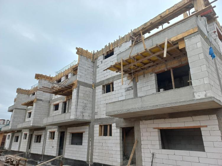 Casă cu 5 camere cu Teren 185 Mp în Energia