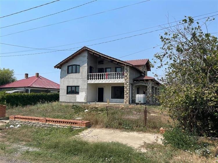 Casă individuală cu 4 camere cu Teren 2029 Mp în Cataloi