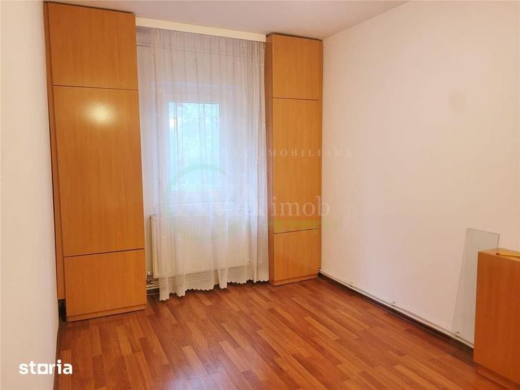 Apartament cu 3 camere semidecomandat în Mioriței