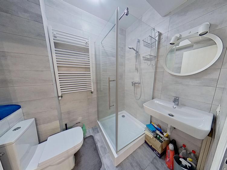 Apartament cu 3 camere semidecomandat în Dămăroaia