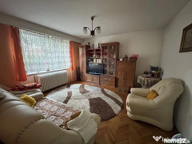 Apartament cu 3 camere decomandat în Central