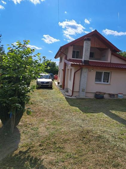 Casă cu 4 camere în Mihăești