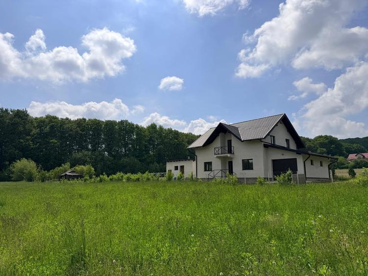 Casă cu 5 camere cu Garaj în Măriței