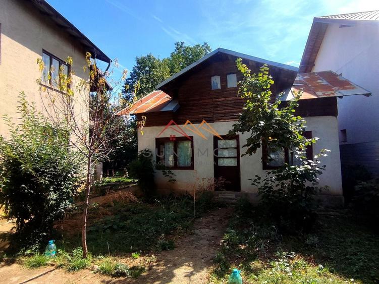 Casă individuală cu 9 camere cu Canalizare în Central