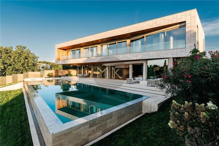 Casă individuală cu 7 camere cu Piscina în Ghermănești