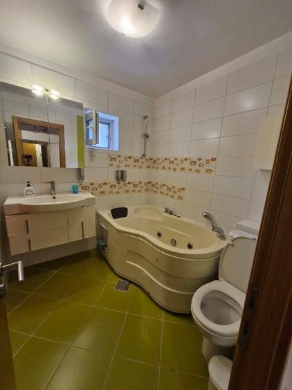 Apartament cu 3 camere semidecomandat, mobilat în 1 Mai