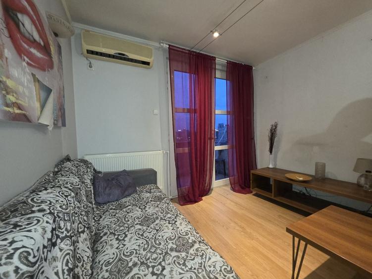 Apartament cu 3 camere semidecomandat, mobilat în
