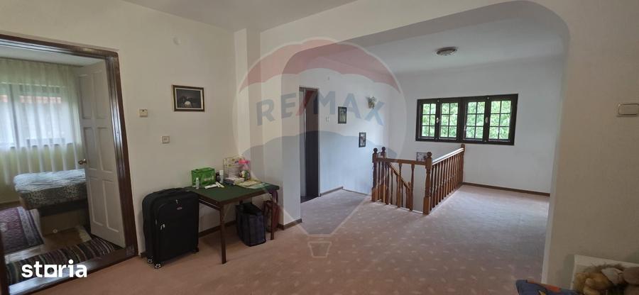 Casă cu 7 camere cu Teren 917 Mp în Căprioru