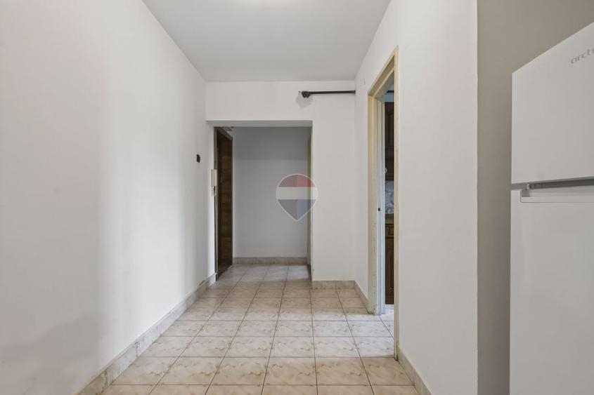Apartament cu 3 camere semidecomandat în Băncilor