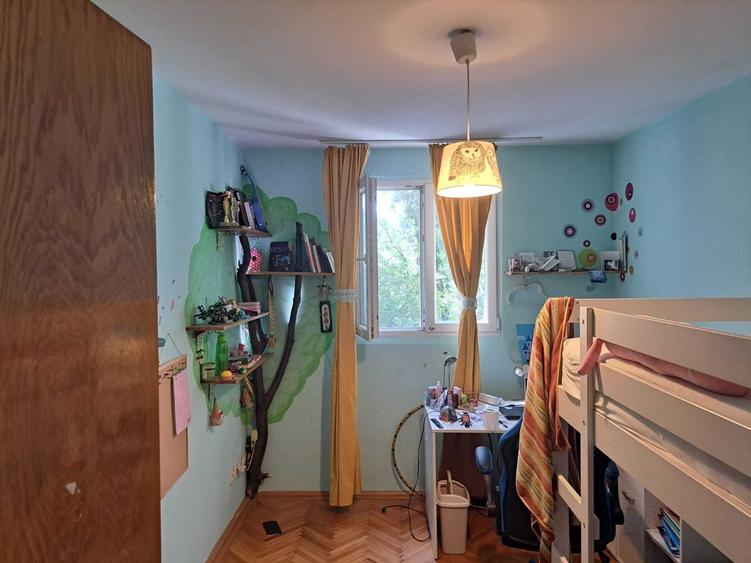 Apartament cu 4 camere decomandat în Central