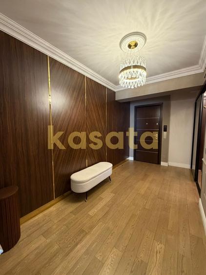 Apartament cu 5 camere semidecomandat, mobilat în Nord