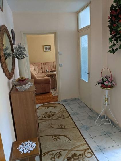 Apartament cu 3 camere semidecomandat în Sud