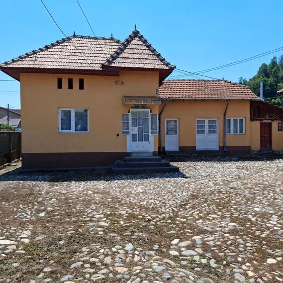 Casă cu 4 camere cu Teren 815 Mp în Tătărani
