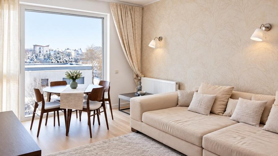 Apartament cu 3 camere semidecomandat, mobilat în Băneasa