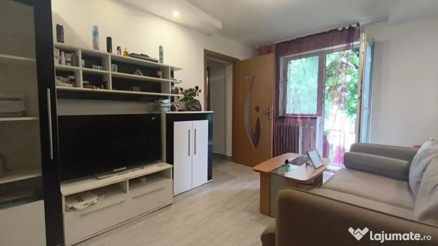 Apartament cu 3 camere semidecomandat în Central