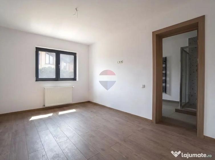 Casă cu 9 camere cu Teren 450 Mp în Cristian