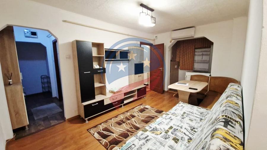 Apartament cu 3 camere semidecomandat, mobilat în Craiovița Nouă