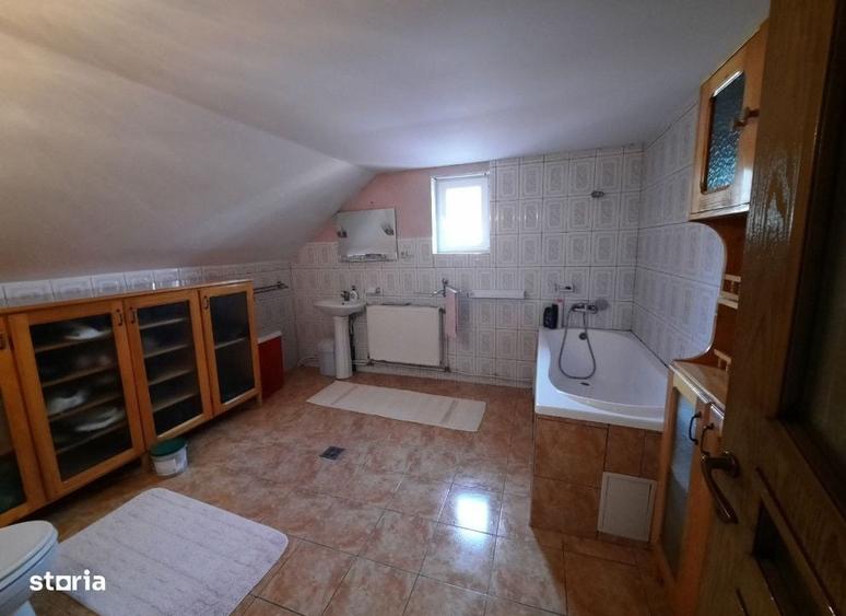 Casă cu 4 camere cu Teren 5500 Mp în Central