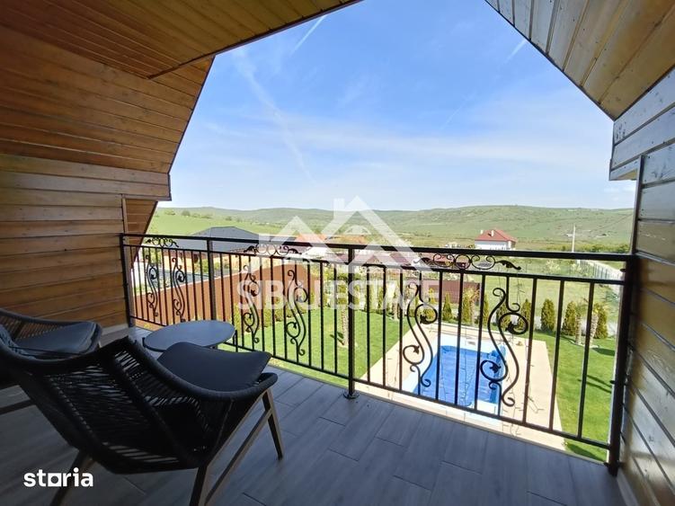 Casă cu 6 camere cu Teren 670 Mp în Roșia