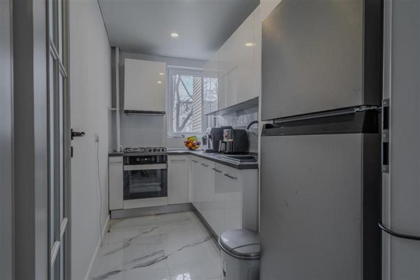 Apartament cu 3 camere semidecomandat, mobilat în Drumul Taberei
